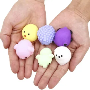 Nahaufnahme von verschiedenen bunten niedlichen Tier-Mochi-Squishys in den Händen gehalten