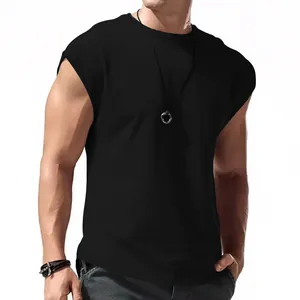 Gros plan d'un t-shirt sans manches noir ample pour homme avec un col rond minimaliste.