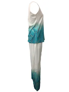 Vue latérale d'un ensemble d'été décontracté pour femme avec imprimé bleu dégradé.