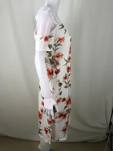 Vista lateral de vestido floral con hombros descubiertos y encaje de flores blancas