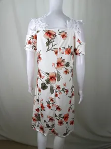 Vista trasera de un vestido veraniego con estampado floral y detalles de encaje en hombros.