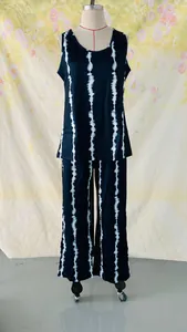 Vue détaillée d'un ensemble deux pièces pour femme avec haut sans manches et pantalon.