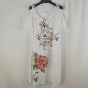 Elegante vestido blanco de flores con hombros descubiertos y encaje delicado