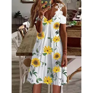 Vestido blanco con hombros descubiertos, estampado de girasoles y detalles de encaje fino