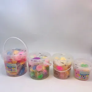 Eimer in verschiedenen Größen gefüllt mit bunten, niedlichen Mochi-Squishies-Spielzeugen