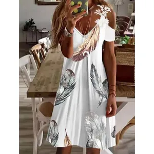 Elegante vestido blanco de verano con hombros descubiertos e impresiones de plumas