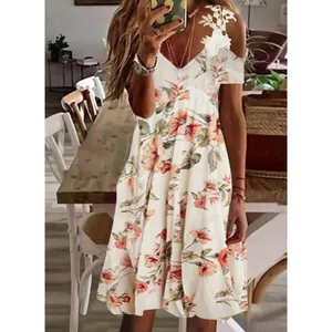 Vestido de verano floral para mujer con cuello en V, hombros descubiertos y encaje blanco.
