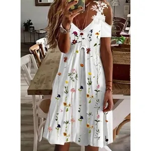 Vestido blanco con estampado floral, hombros descubiertos, encaje y cuello V