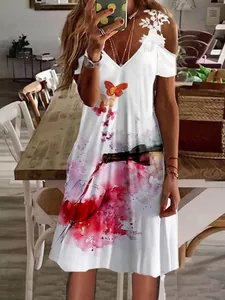 Vestido blanco con hombros descubiertos, estampado de vino y encaje elegante.
