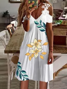 Primer plano de un vestido blanco de verano con hombros descubiertos y encaje