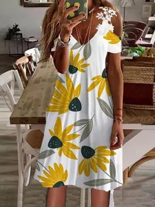 Vestido de verano con estampado de girasoles, hombros descubiertos y encaje.