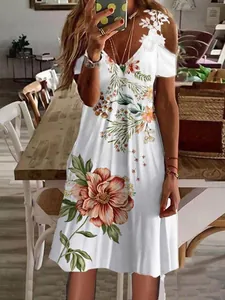 Vestido blanco de verano con estampado floral, hombros descubiertos y encaje fino