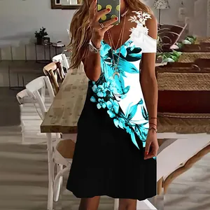 Vestido de verano con estampado floral, hombros descubiertos y encaje blanco fino
