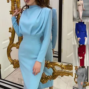 Robe midi élégante à manches longues et col montant avec détails drapés aux épaules en bleu