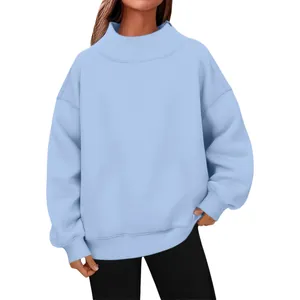 Sweat-shirt oversize bleu clair pour femme avec col montant et manches longues côtelées.