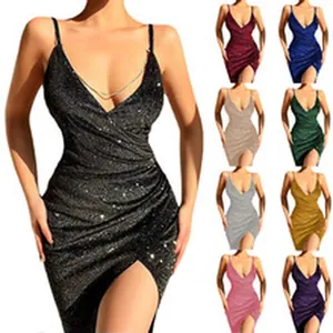 Détail de la robe de cocktail pailletée avec col en V en plusieurs couleurs vives