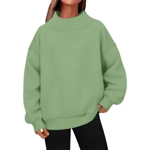 Gros plan détaillé d'un sweat-shirt à col montant vert sauge pour femme en polaire