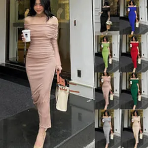 Robe longue moulante plissée à épaules dénudées déclinée en plusieurs couleurs