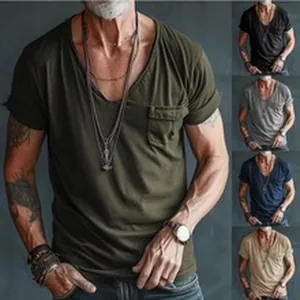 Λεπτομέρεια του ανδρικού vintage T-shirt με τσέπη στο στήθος σε λαδί χρώμα, κοντό.