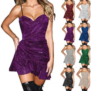 Mini-robe à paillettes et fines bretelles disponible en plusieurs coloris vifs.