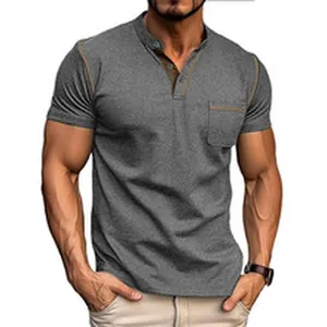 Λεπτομερής προβολή γκρι ανδρικού Henley t-shirt με τσέπη στο στήθος και κουμπιά.