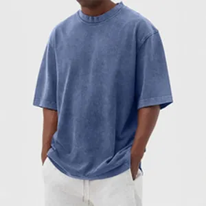 Λεπτομερής προβολή ανδρικού μπλε t-shirt με εφέ acid-wash, σε φαρδιά γραμμή και στρογγυλή λαιμόκοψη