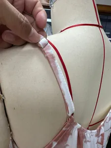 Détail d'une bretelle réglable sur un combishort tie-dye.