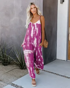 Combinaison bohème tie-dye violette à jambes larges pour femme en décor d'été