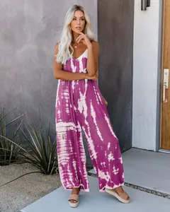 Combinaison tie-dye violette et blanche à jambes larges avec bretelles pour femmes.