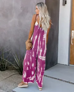 Détail de la vue arrière d'une combinaison tie-dye violette à jambes larges pour femme.