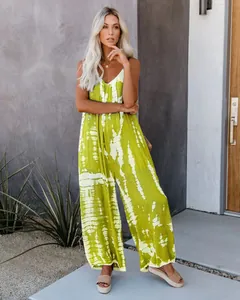 Photo de style de vie en plein air d'un mannequin en combinaison tie-dye vert et blanc.