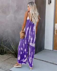 Vue arrière d'une combinaison tie-dye violette sans manches à jambes larges pour femme