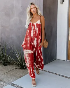 Combinaison tie-dye rouge pour femme avec jambes larges et fines bretelles d'été.