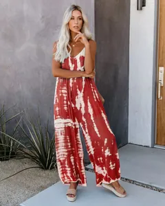 Vue complète d'une combinaison tie-dye rouge et blanche à jambes larges sans manches