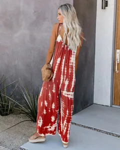 Vue arrière d'une combinaison large tie-dye rouge et blanc élégante sur un modèle