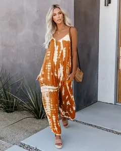 Combinaison bohème tie-dye orange et blanche à jambes larges et fines bretelles spaghetti