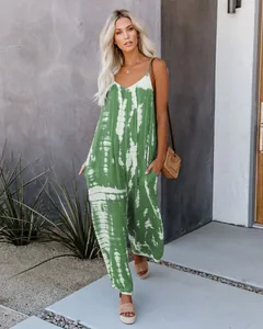 Mannequin chic posant dans une combinaison tie-dye verte et blanche à jambes larges