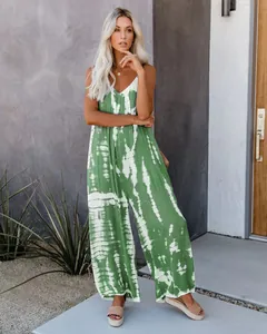 Vue détaillée d'une combinaison sans manches tie-dye vert et blanc à jambes larges