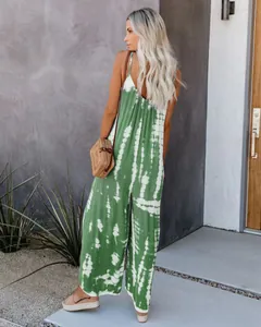 Vue arrière d'une combinaison tie-dye verte pour femme à jambes larges dans un cadre moderne