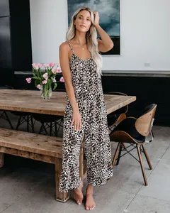 Femme élégante portant une combinaison léopard à jambes larges dans un décor moderne.