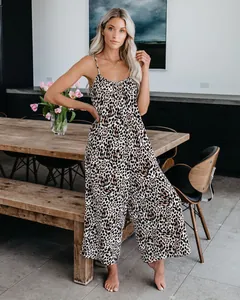 Détail d'une combinaison pantalon léopard chic pour femme avec jambes larges