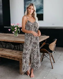 Combinaison léopard à bretelles spaghetti pour femme dans un intérieur moderne et chic