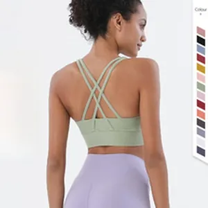 Nahaufnahme eines hellgrünen Yoga-BHs mit einem eleganten überkreuzten Rückendesign-Detail