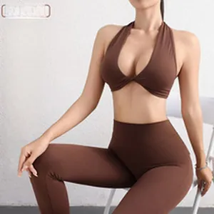 Detail des braunen Yoga-Sets mit hohem Bund und Neckholder-Top mit V-Ausschnitt