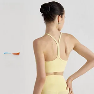 Rückansicht einer Frau in blassgelber High-Waist-Yogahose und Sport-BH-Set