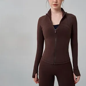 Detail der braunen Sportjacke mit Reißverschluss und High-Waist-Yoga-Leggings.