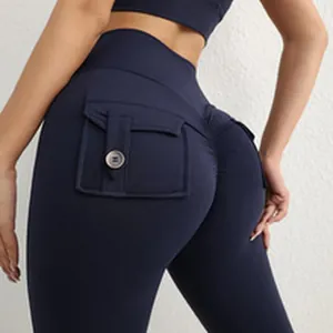Detailansicht der dunkelblauen Scrunch-Butt-Yogahose mit hoher Taille und Taschendetail