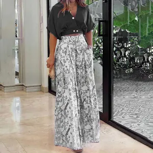Ensemble d'été 2 pièces avec haut court noir à col V et pantalon large à fleurs