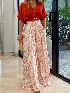 Ensemble d'été avec haut court rouge à col en V et pantalon large à fleurs