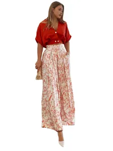 Ensemble d'été femme avec haut rouge col en V et pantalon large à fleurs